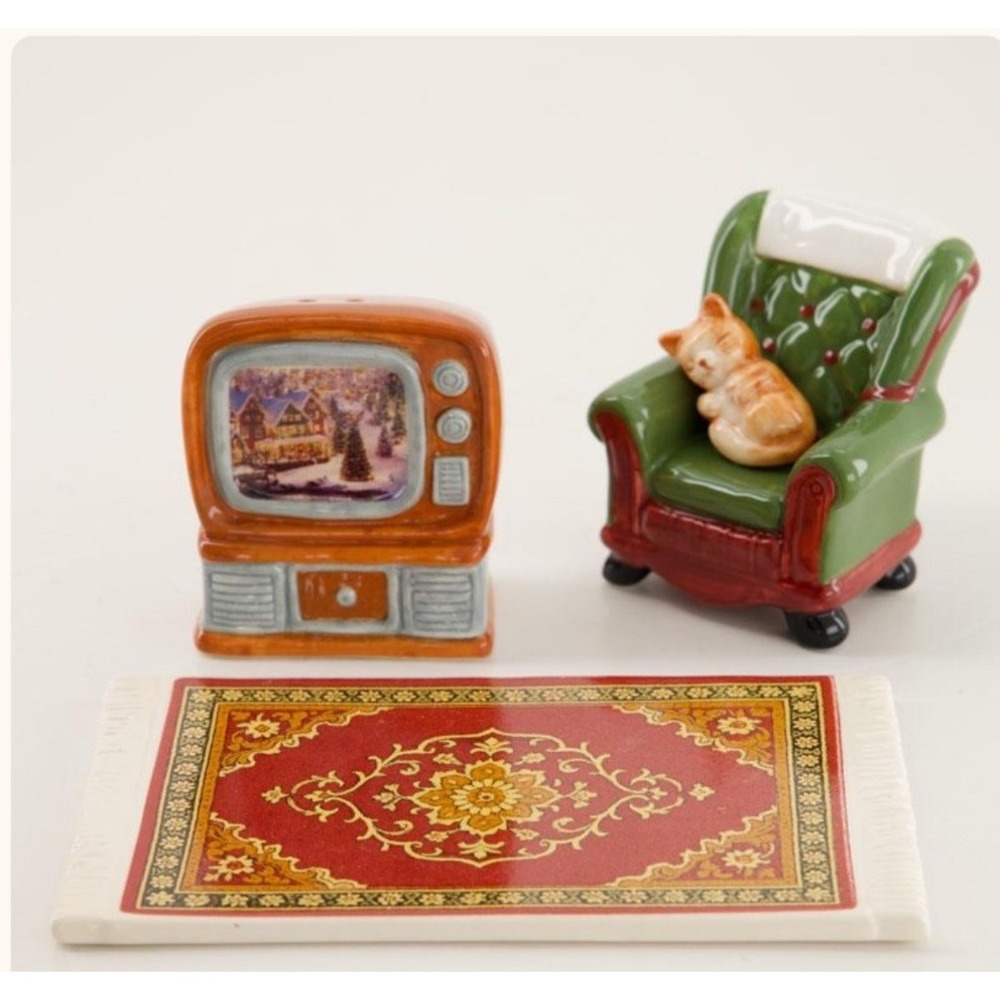Cracker Barrel Vintage TV and Cat Ceramic Salt and Pepper Set Holiday Christmas